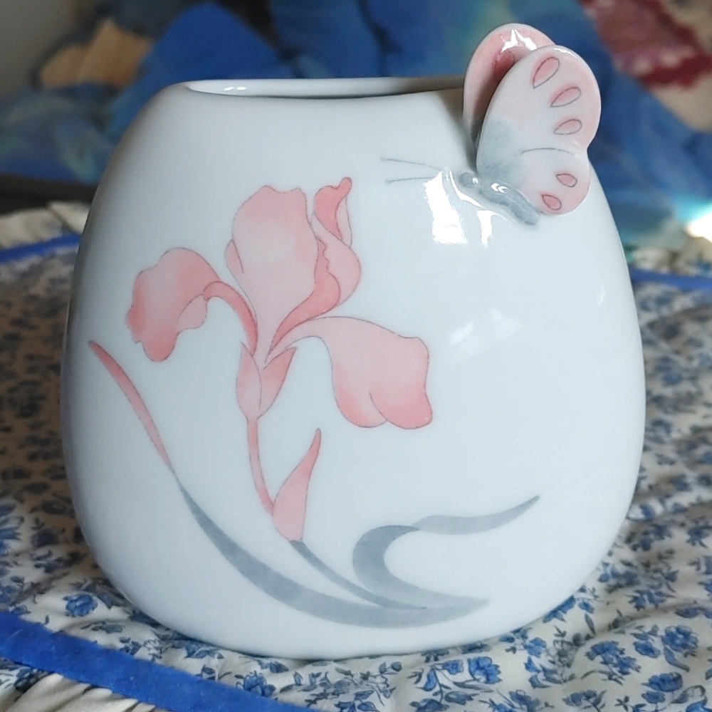 Vase Vintage 80's Japanese (Abbott)white white, Pink+grey Iris and 3D butterfly